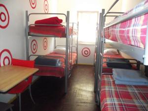 Poschodová posteľ alebo postele v izbe v ubytovaní HI Aveiro – Pousada de Juventude