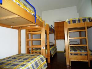 Giường tầng trong phòng chung tại HI Aveiro – Pousada de Juventude