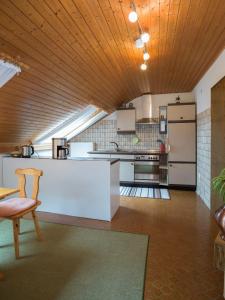 eine große Küche mit einer weißen Theke in einem Zimmer in der Unterkunft Ferienwohnung Wilfried Schlor in Merzig