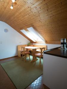 eine Küche und ein Esszimmer mit einem Tisch und Stühlen in der Unterkunft Ferienwohnung Wilfried Schlor in Merzig