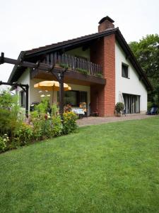 ein Haus mit Rasen davor in der Unterkunft Ferienwohnung Wilfried Schlor in Merzig