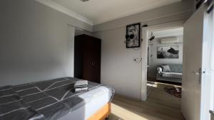 Schlafzimmer mit einem Bett und einem Spiegel in der Unterkunft Edirne House in Edirne