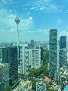 - une vue sur une ville avec des gratte-ciel dans l'établissement Around KLCC area vortex apartment, à Kuala Lumpur