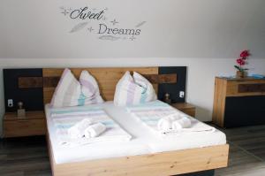 ein Schlafzimmer mit einem Bett mit Handtüchern darauf in der Unterkunft Pension Seeblick Latzko in Neusiedl am See