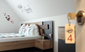 Postel nebo postele na pokoji v ubytování Pension Seeblick Latzko