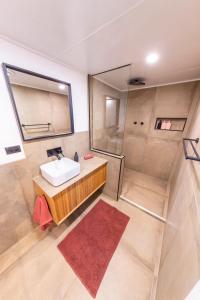 Vonios kambarys apgyvendinimo įstaigoje Daybreak Dugout Luxury Underground House