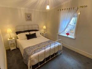 een slaapkamer met een bed en een raam bij Stirling Cottage in Stirling