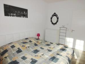 ein Schlafzimmer mit einem Bett und einer Uhr an der Wand in der Unterkunft Bernstein 17 in Graal-Müritz