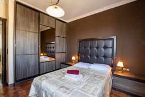 1 dormitorio con 1 cama grande y espejo en Oceanviewvilla, en Karpathos