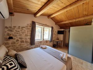 A bed or beds in a room at Le Mangiatoie del Cavaliere