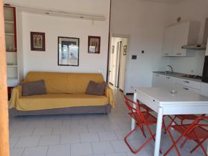 - un salon avec un canapé et une table dans l'établissement Portofino Est Residence, à Rapallo