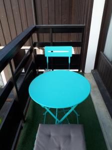une table bleue sur un balcon avec un banc dans l'établissement Charming Apt With Balcony In La Plagne Montalbert, à La Plagne