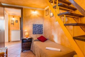 ein Schlafzimmer mit einem Bett und einer Treppe in der Unterkunft Il Belvedere sulla Valle House in Pescia