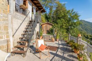 eine Terrasse mit Stühlen und eine Treppe auf einem Gebäude in der Unterkunft Il Belvedere sulla Valle House in Pescia