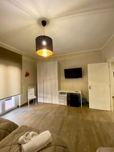 een lege woonkamer met een bank en een televisie bij Morelli B&B in Rossano Stazione