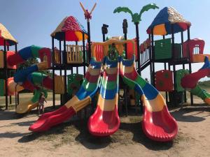 un parco giochi con colorati stivali di gomma su uno scivolo di Sisters'House a Lido