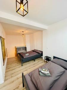 1 Schlafzimmer mit 2 Betten in einem Zimmer mit Holzböden in der Unterkunft Geräumige Maisonette nahe Ölper See in Braunschweig