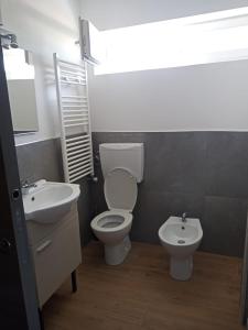 Koupelna v ubytování ALBERGO ELENA 3 via emilia ovest 347