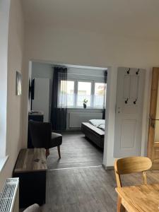 - un salon avec un lit et un canapé dans l'établissement Kahnstübchen, à Lübben