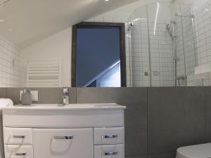 uma casa de banho com um lavatório e um espelho em Apartament Dora em Poznań