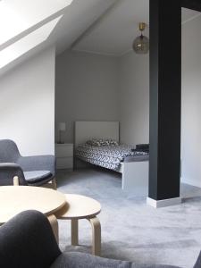 um quarto com uma cama, uma mesa e cadeiras em Apartament Dora em Poznań