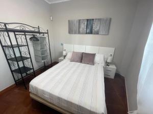 a bedroom with a large white bed in a room at Casa Tortuga 1era linea de playa in Alcalá