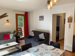 Appartement Les Orres, 2 pièces, 4 personnes - FR-1-322-35にあるシーティングエリア