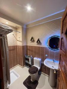 a bathroom with a toilet and a sink at Superbe appartement avec parking gratuit in Marrakesh