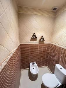 een badkamer met een toilet en een wastafel bij Superbe appartement avec parking gratuit in Marrakesh