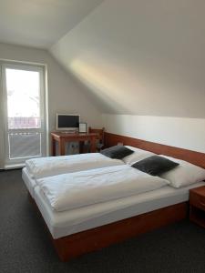 En eller flere senge i et værelse på Vila Tatra