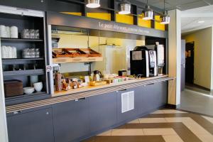 Kuchyň nebo kuchyňský kout v ubytování B&B HOTEL Valence TGV Romans