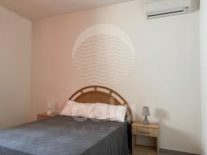 トッレ・ラピッロにあるVilla Teresa - giardino privatoのベッドルーム1室(波の壁画が壁に施されたベッド1台付)
