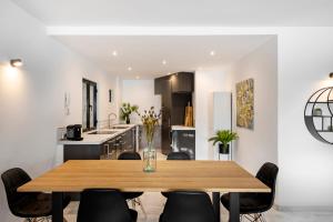 Kuchyňa alebo kuchynka v ubytovaní 3 bedroom apartment in the heart of Puerto Banús