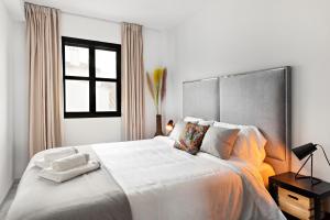 Posteľ alebo postele v izbe v ubytovaní 3 bedroom apartment in the heart of Puerto Banús