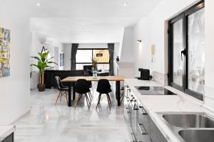 Kuchyňa alebo kuchynka v ubytovaní 3 bedroom apartment in the heart of Puerto Banús