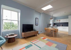 un soggiorno con TV e tavolo di Rooftops a North Berwick