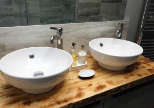 two white sinks on a wooden counter in a bathroom at Rooftops in North Berwick