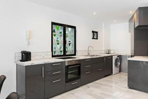 Kuchyňa alebo kuchynka v ubytovaní 3 bedroom apartment in the heart of Puerto Banús