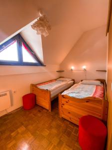 Pokój na poddaszu z 2 łóżkami i oknem w obiekcie Mad House Apartment 2, Terme Čatež w mieście Brežice