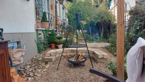 a fire pit in a yard next to a house at Ferienwohnung Trina in Bendorf