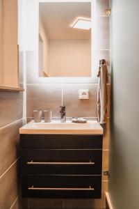 a bathroom with a sink and a mirror at Ferienwohnung am Gruberbach in Lechbruck