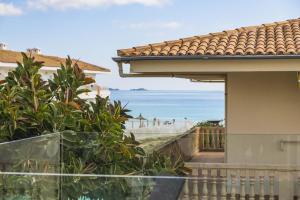 ポルト・ダルクディアにあるVilla Alicemar beachの家のバルコニーからビーチの景色を望めます。