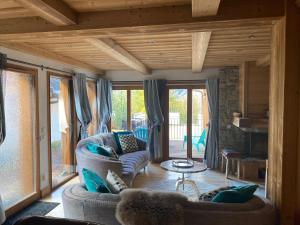 サン・マルタン・ド・ベルヴィルにあるChalet Beaufortの2つのソファと暖炉のあるリビングルーム