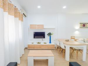 Televízia a/alebo spoločenská miestnosť v ubytovaní Cubo's Urban Studio Turisbelen