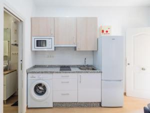 Kuchyňa alebo kuchynka v ubytovaní Cubo's Urban Studio Turisbelen