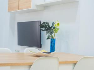 Televízia a/alebo spoločenská miestnosť v ubytovaní Cubo's Urban Studio Turisbelen
