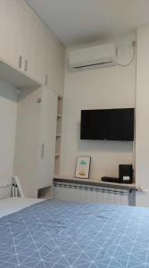 Un televizor și/sau centru de divertisment la New Studio in the city center