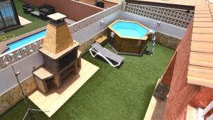 una representación de un patio trasero con piscina en Villa Majorera Private Pool Corralejo By Holidays Home, en Corralejo