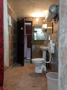 y baño con aseo y lavamanos. en THE SILVER OAK PLACE, en Pithorāgarh