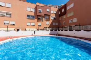 einem großen Pool vor einem Gebäude in der Unterkunft Home2Book Duplex El Medano Pool & Terrace in El Médano